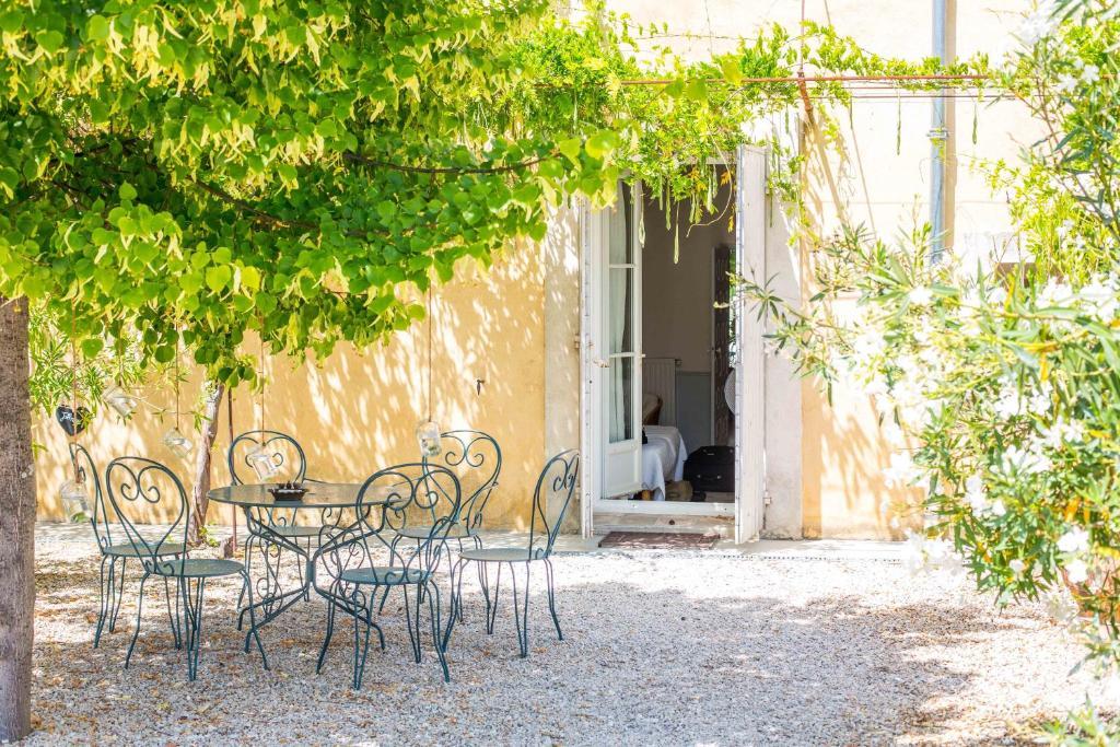 Отель Domaine De Blanche Fleur Chateauneuf-de-Gadagne Экстерьер фото